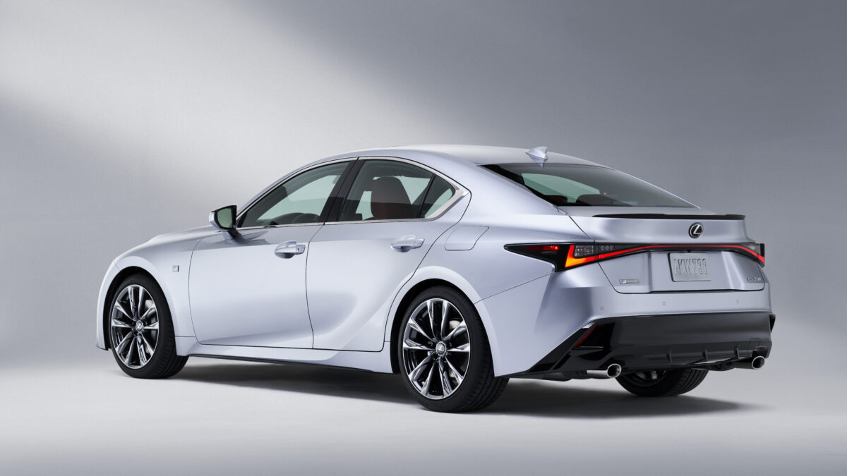 Серебристый Lexus IS
