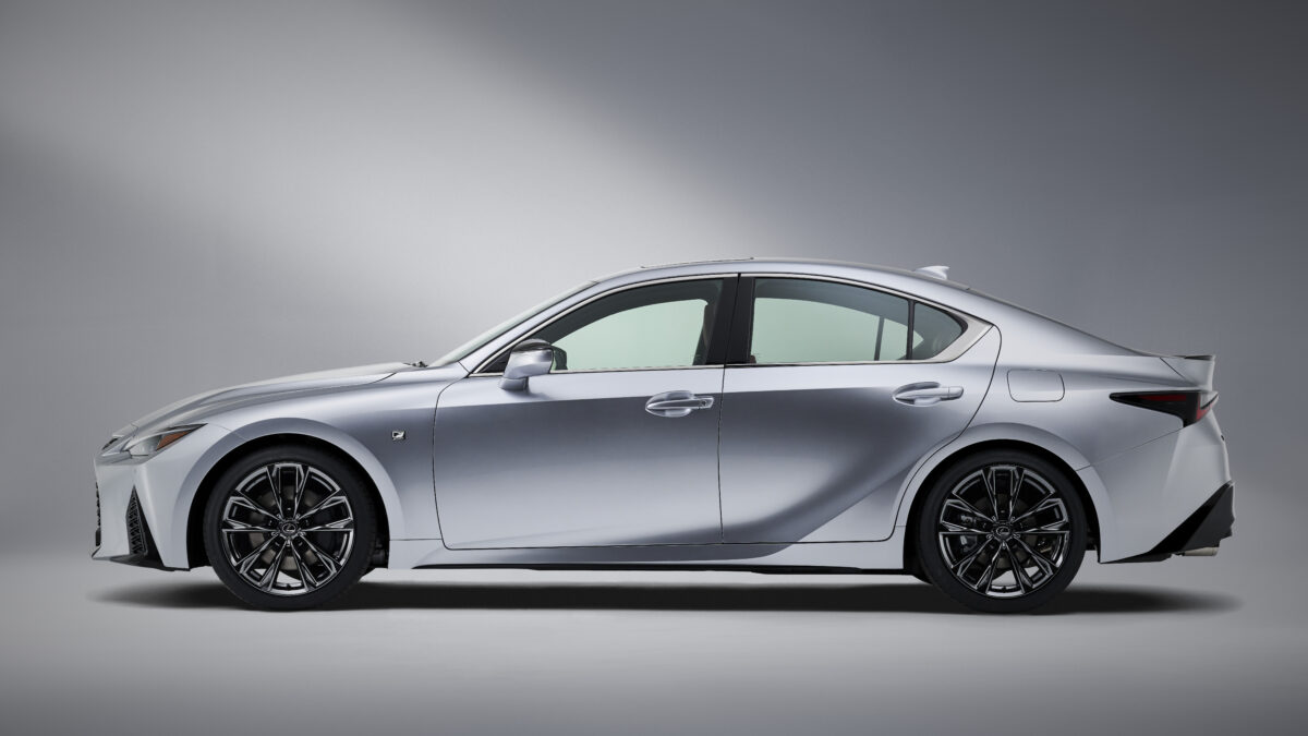 Серебристый Lexus IS 2