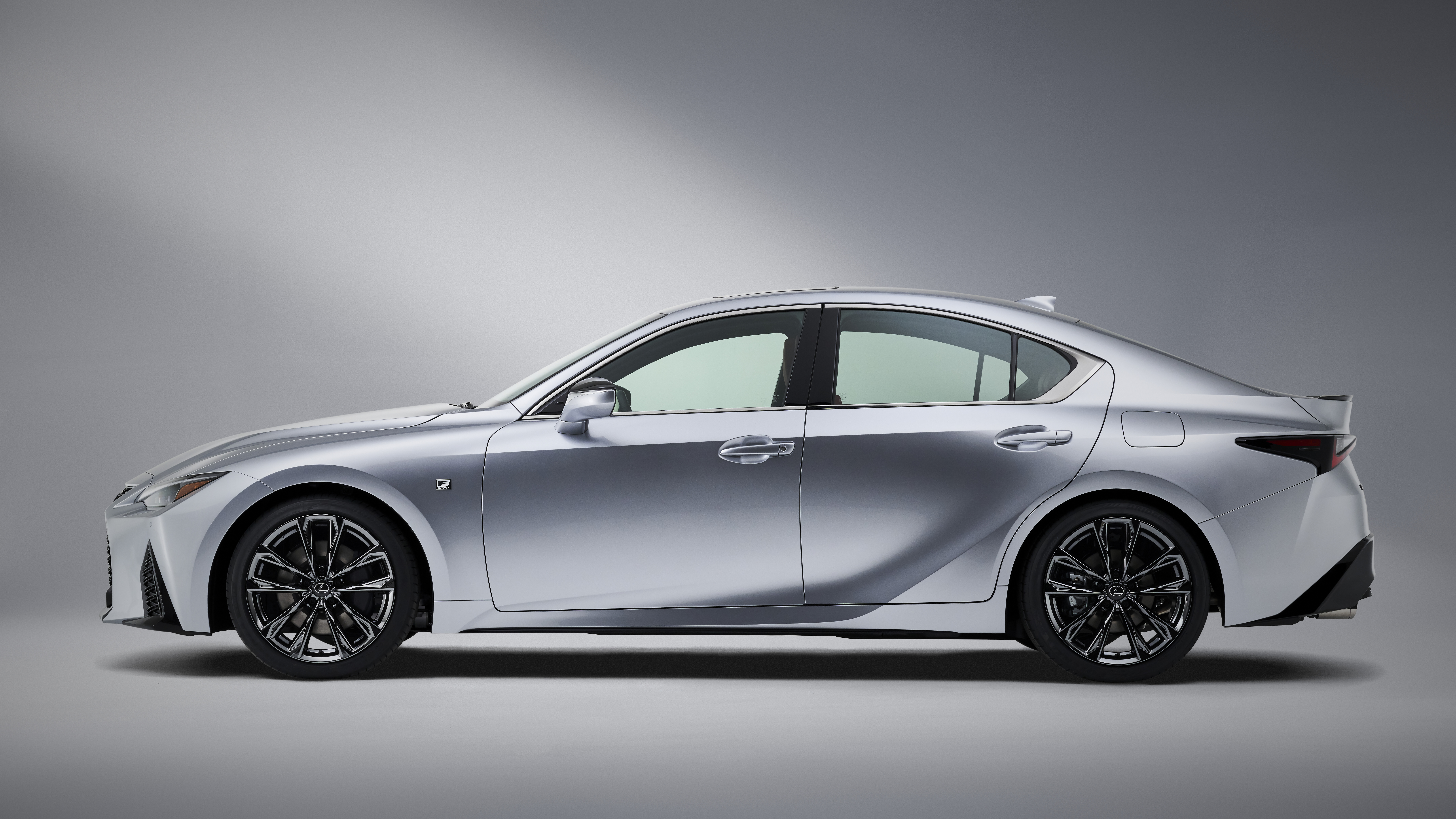 Серебристый Lexus IS 2