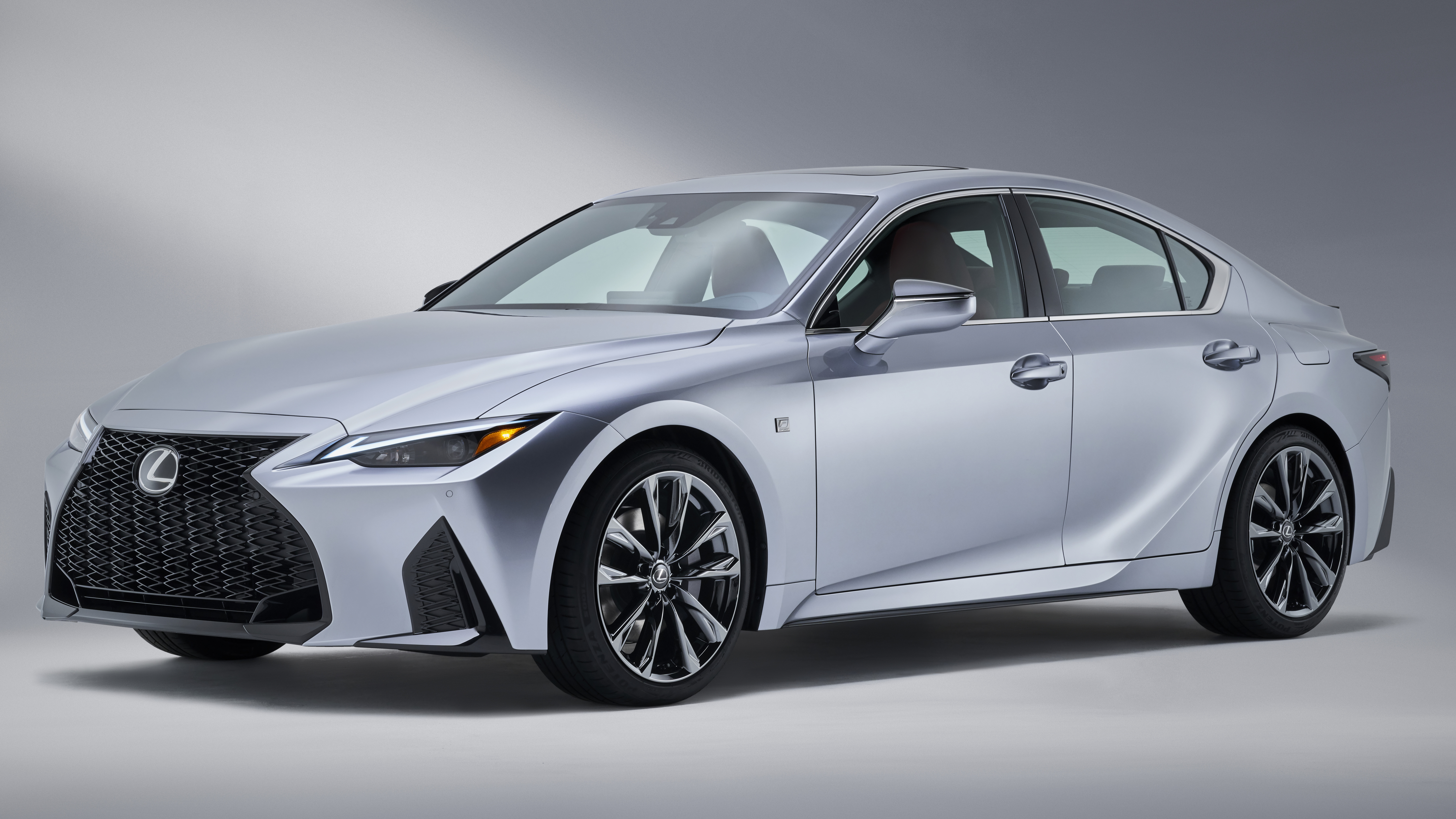 Серебристый Lexus IS 3