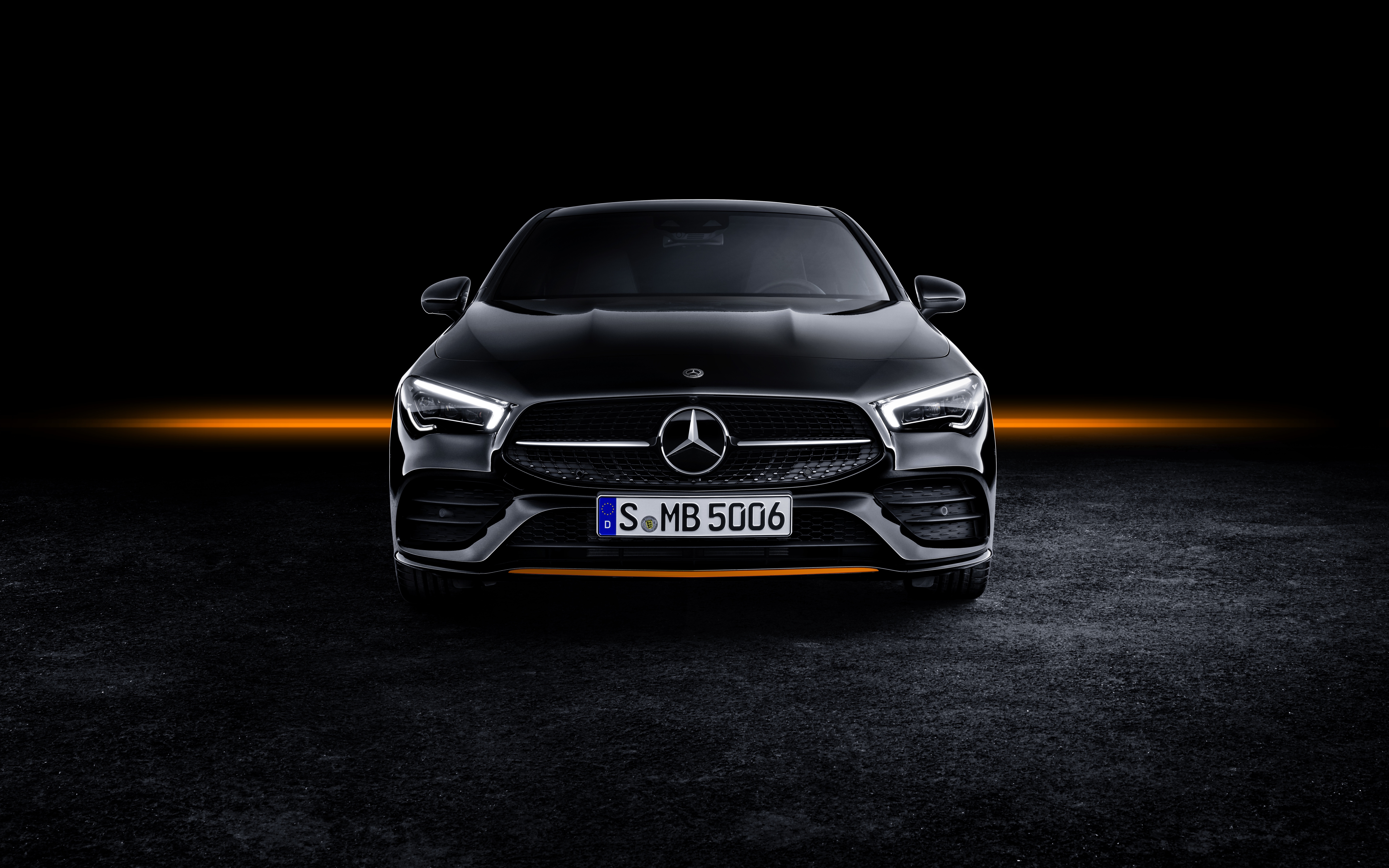 Серебристый Mercedes Benz CLA Class