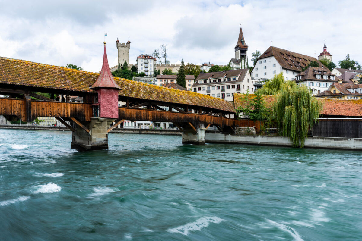 Швейцария мост через реку ведет в город