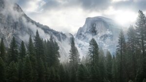 Снежная гора окутана туманом