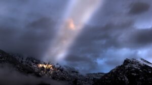 Солнечный луч пробивается сквозь горные облака