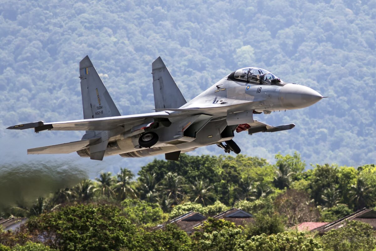 Sukhoi Su 30 в полёте истребитель