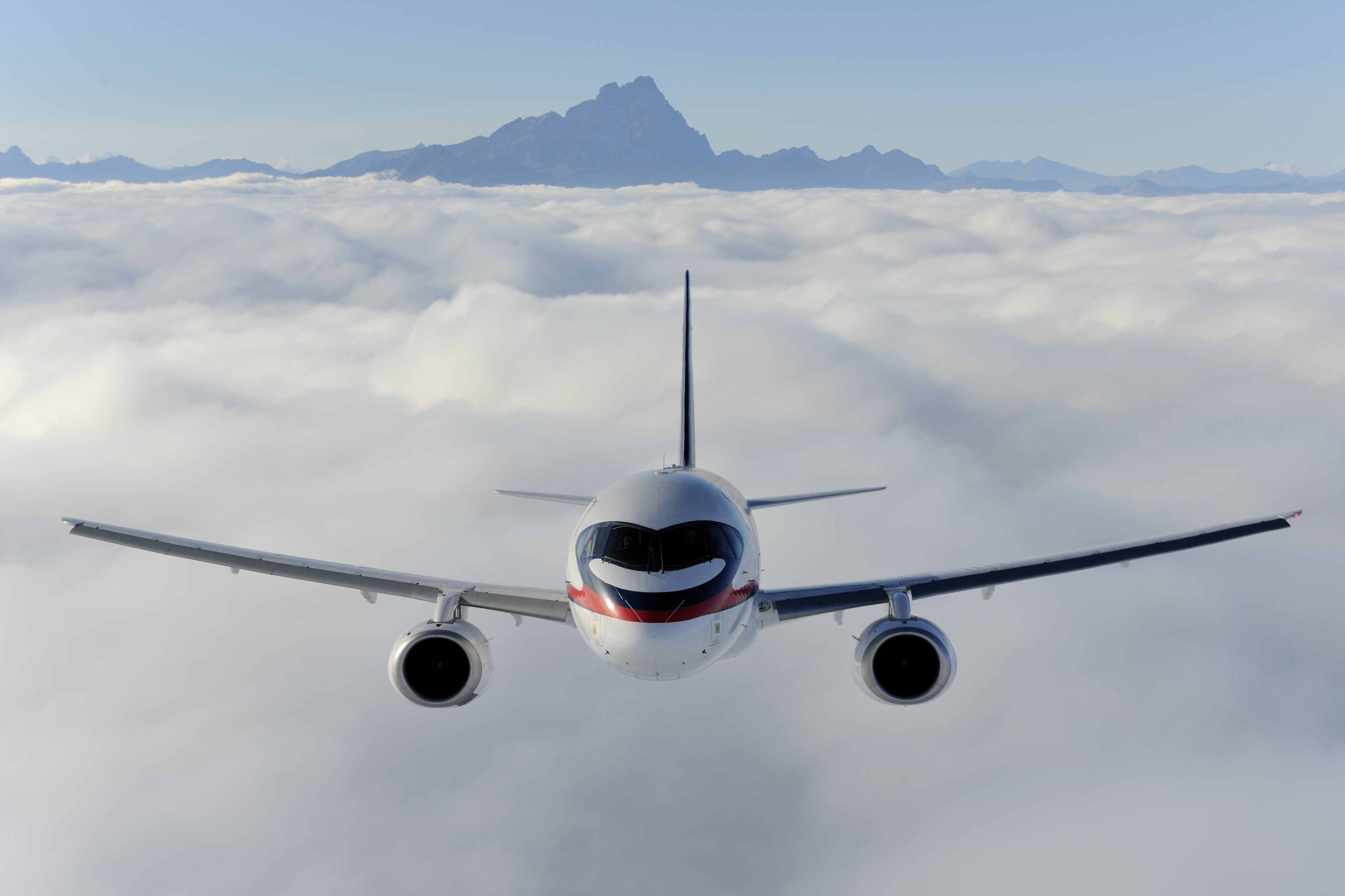 Sukhoi SuperJet в полёте 2