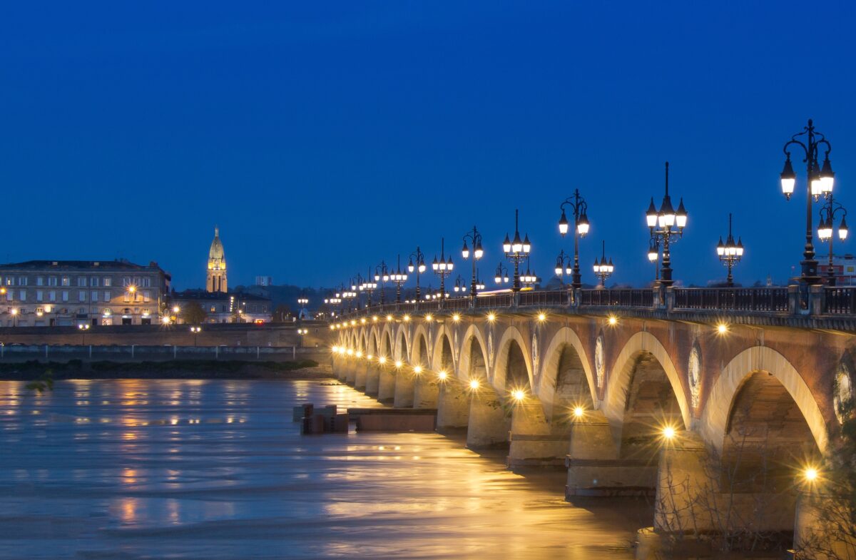 Светящийся мост над рекой ночью