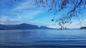 Тихое горное озеро с голубой водой