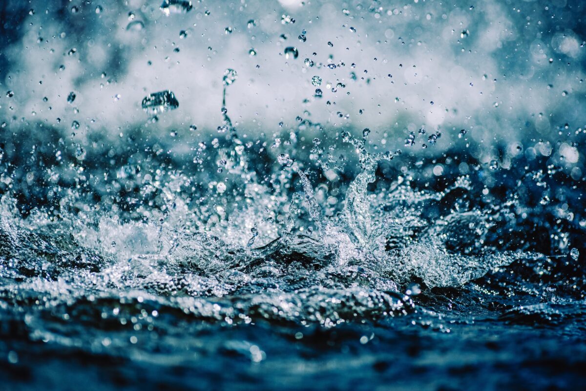 Водяные брызги на поверхности чистой воды