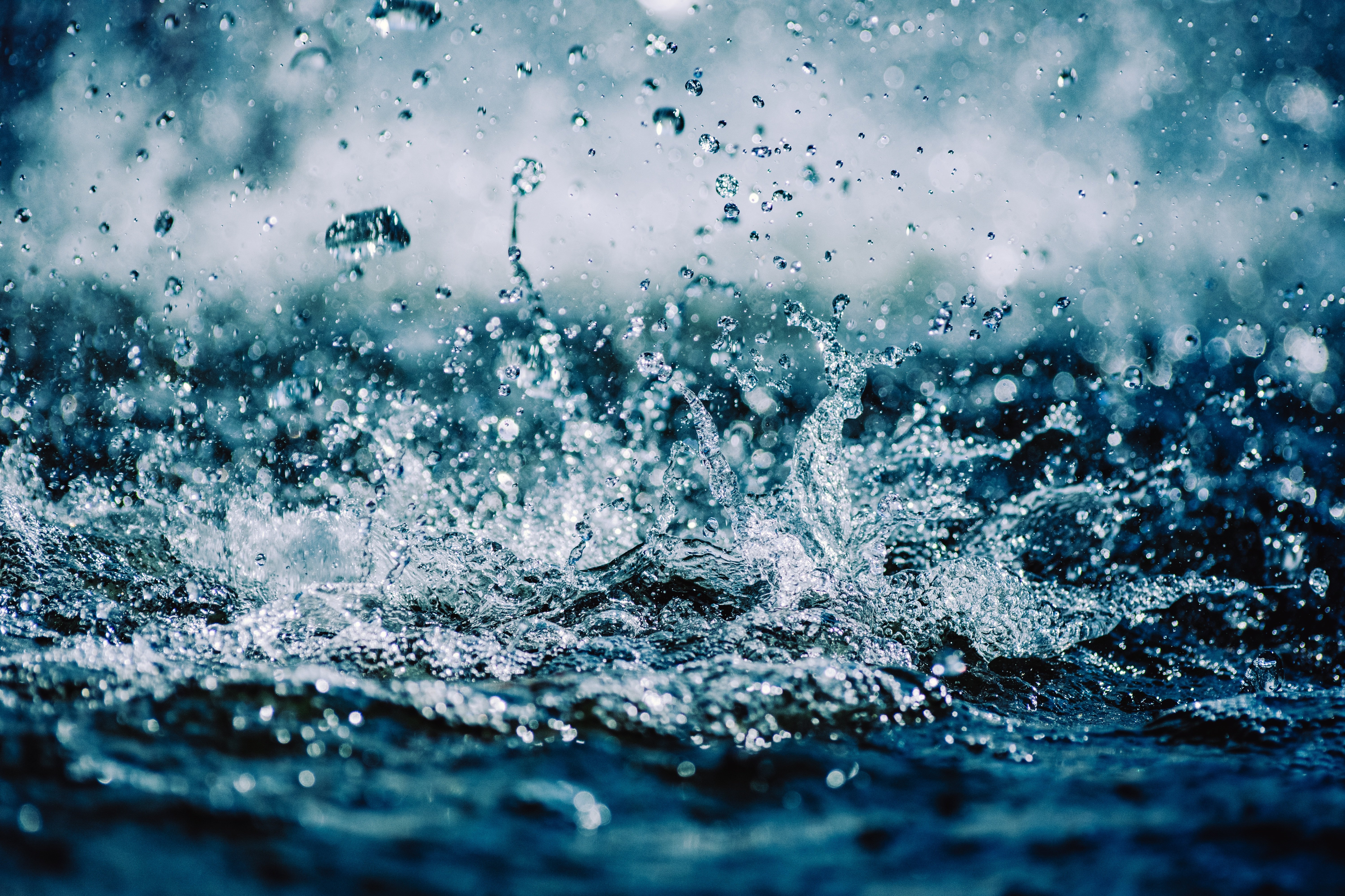 Водяные брызги на поверхности чистой воды
