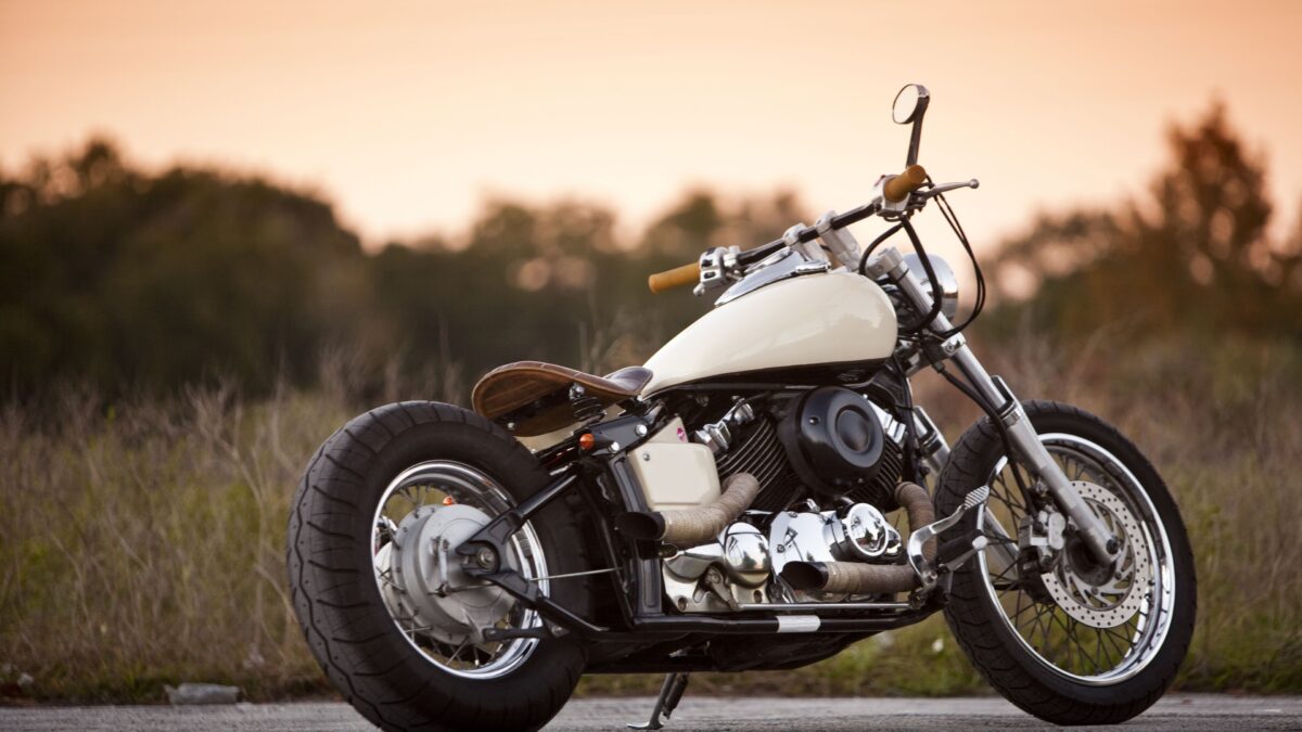 Yamaha 650 на дороге мотоцикл