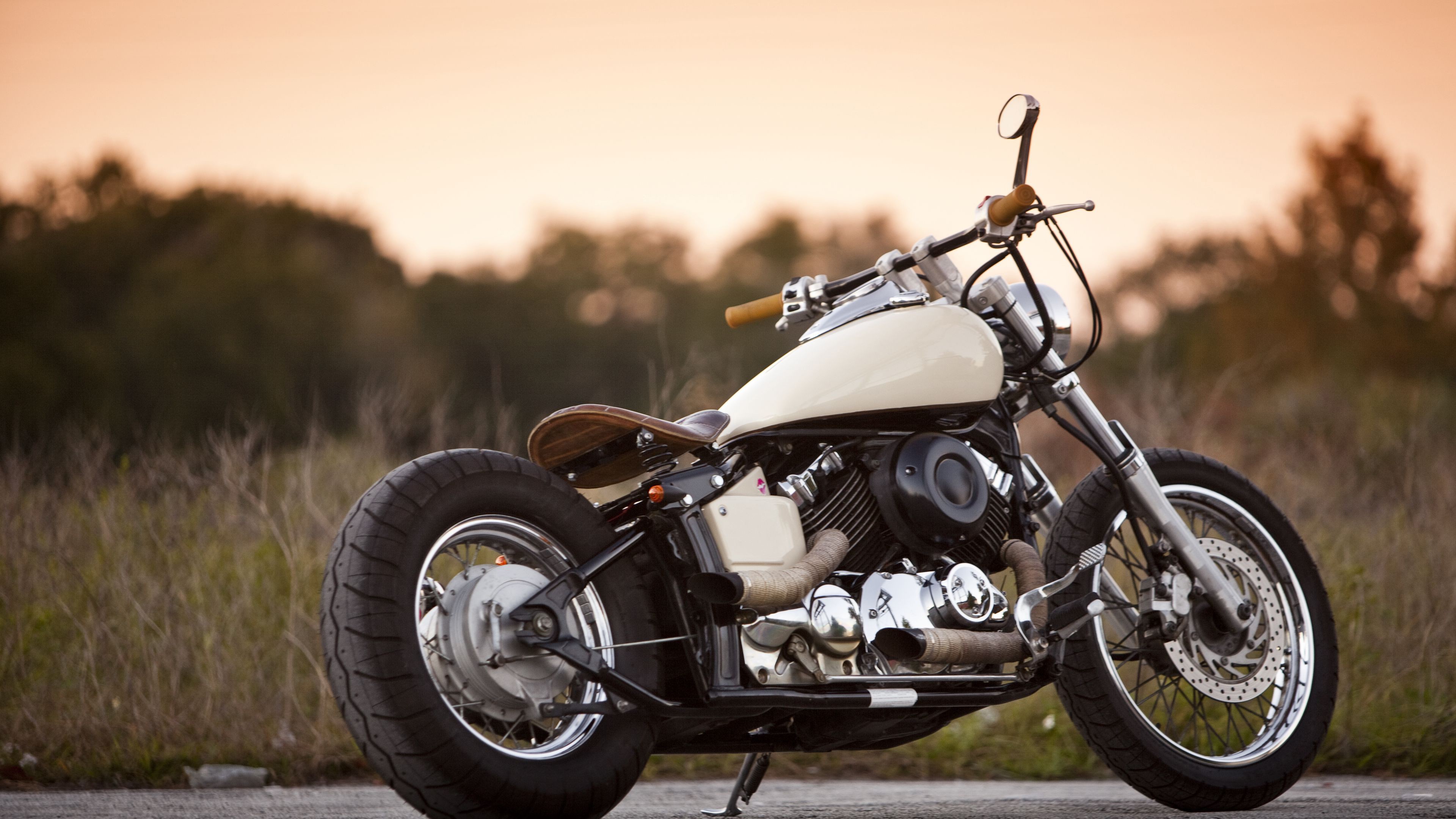 Yamaha 650 на дороге мотоцикл