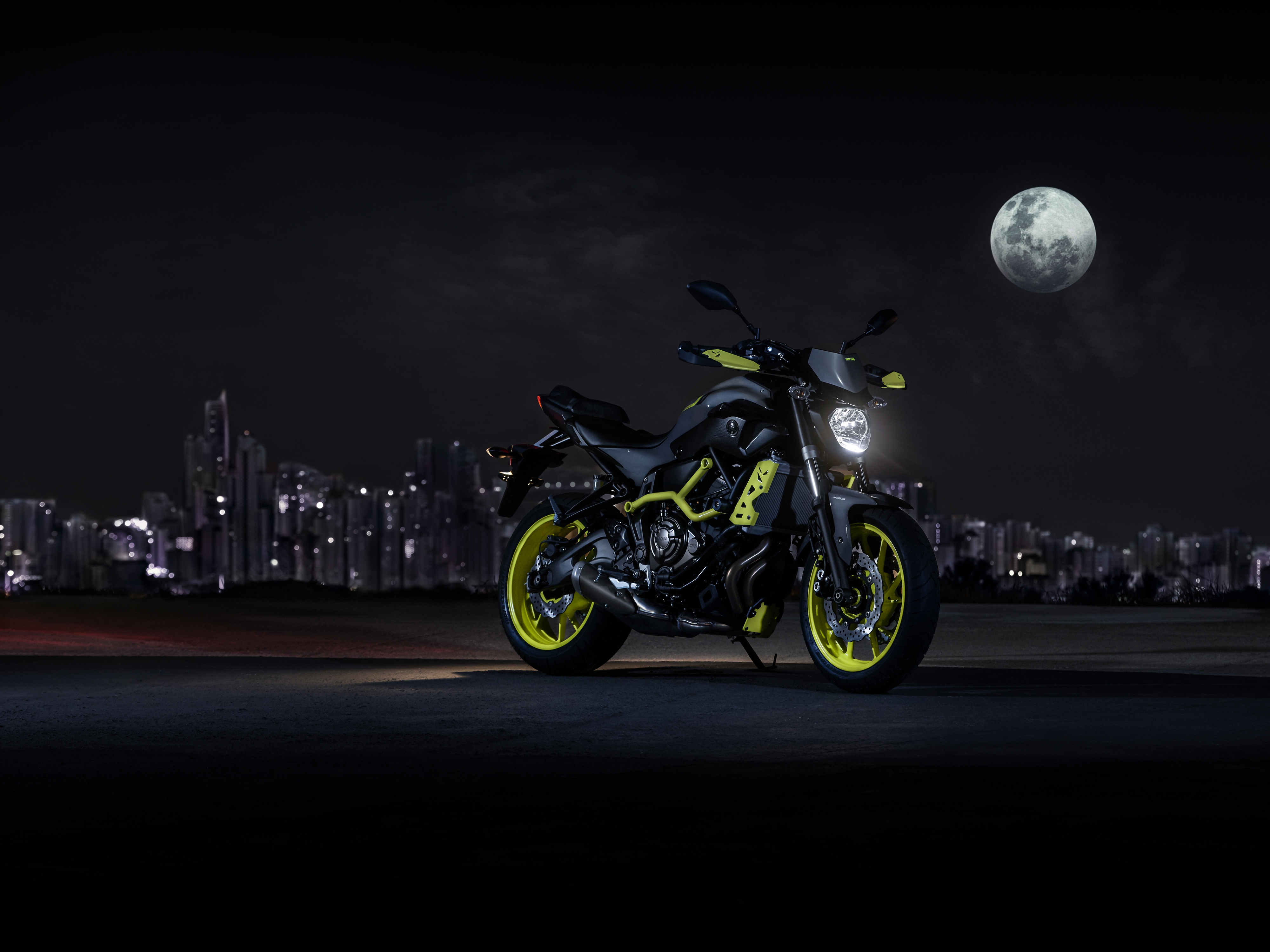 Yamaha MT 07 при свете луны мотоцикл