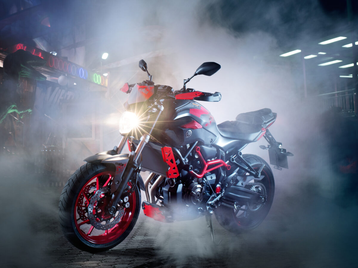 Yamaha MT 07 с включённой фарой