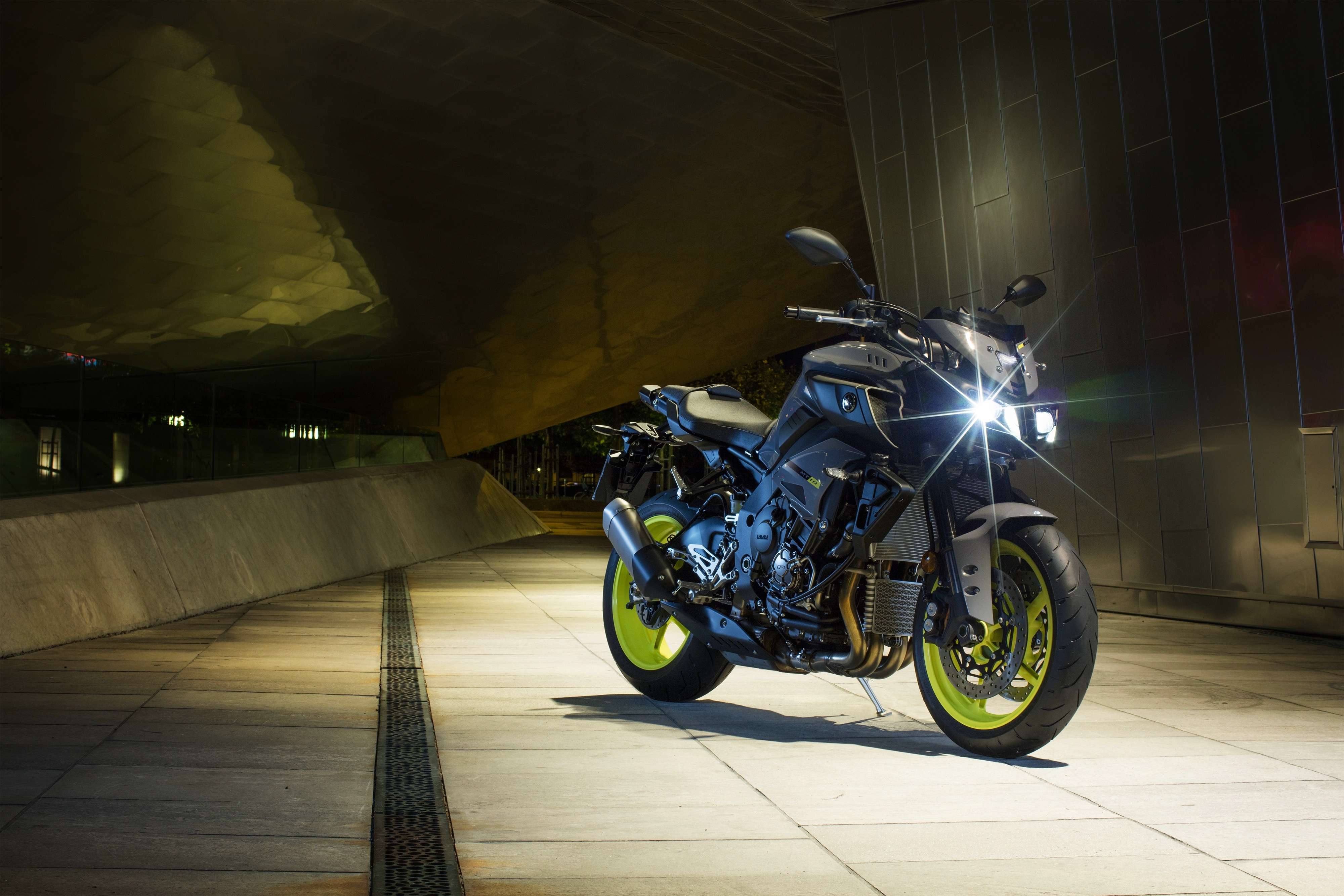 Yamaha MT 10 с включенной фарой мотоцикл