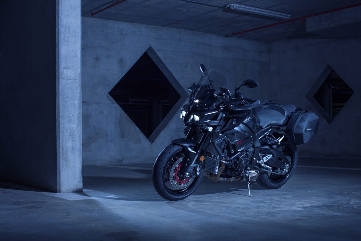 Yamaha MT 10 в гараже мотоцикл