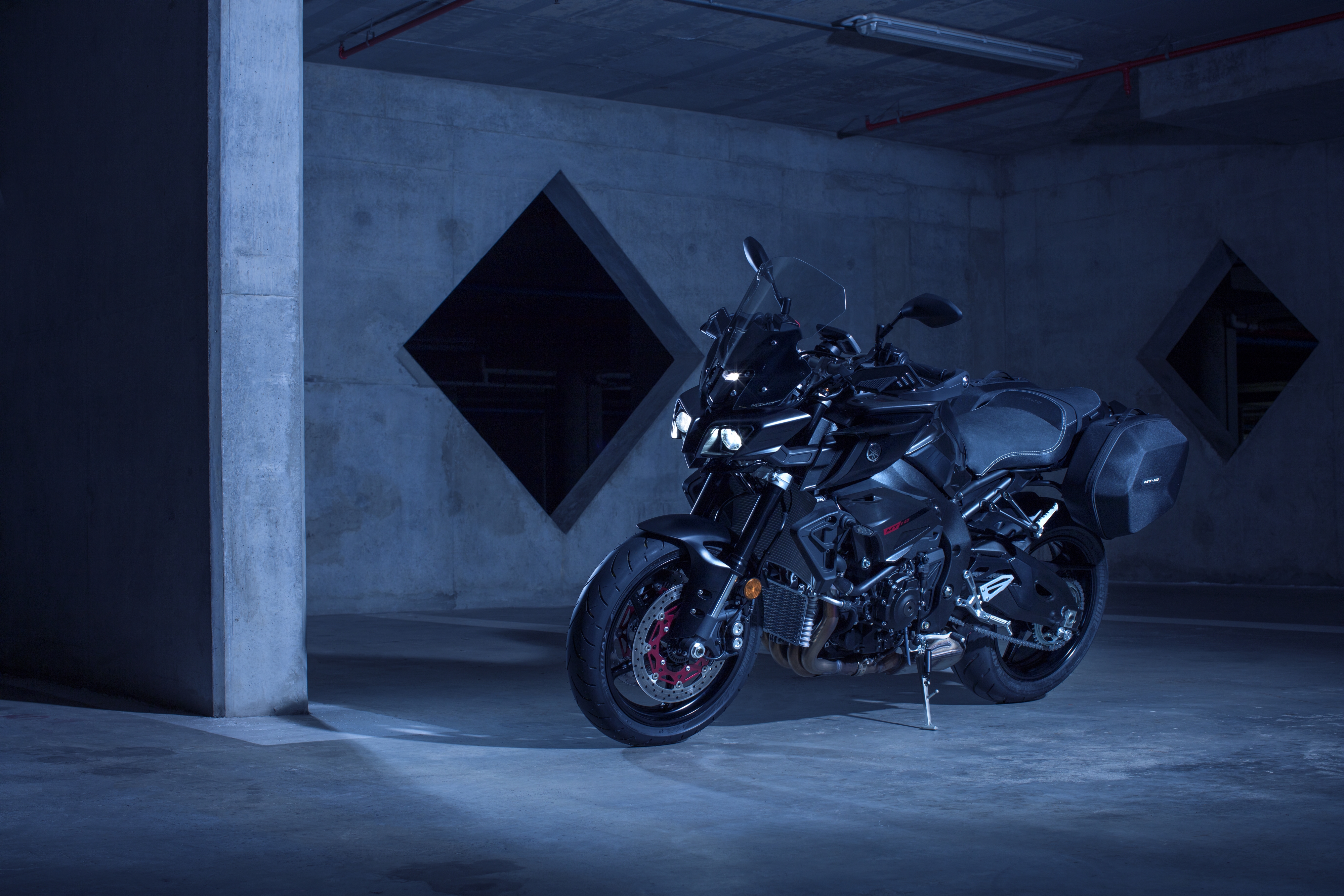 Yamaha MT 10 в гараже мотоцикл