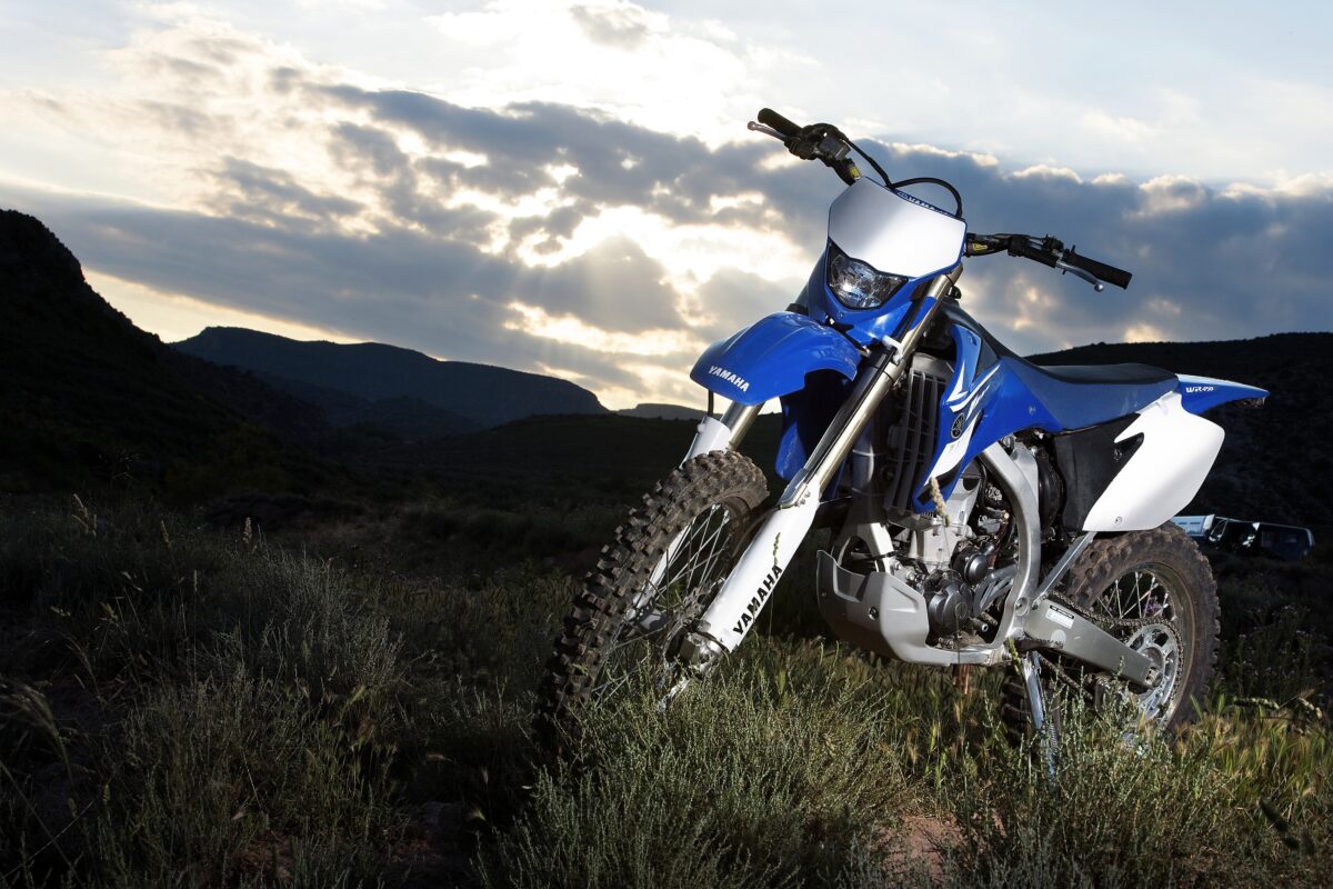 Yamaha на траве в горах мотоцикл