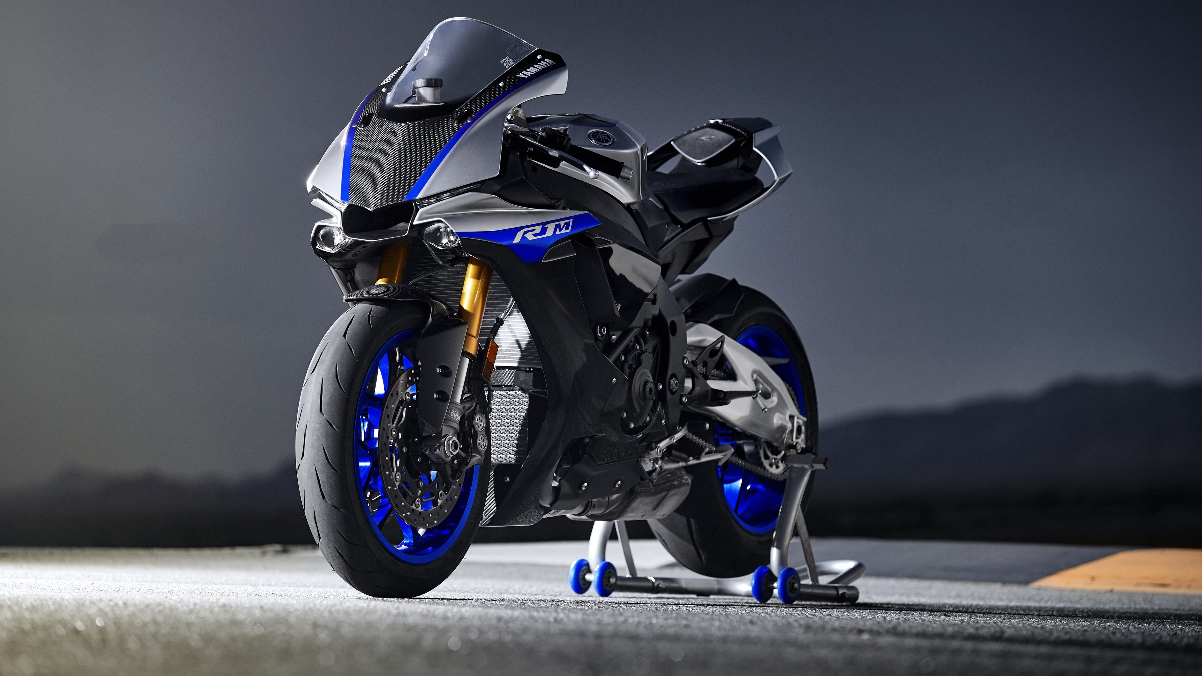 Yamaha R1 на трассе мотоцикл