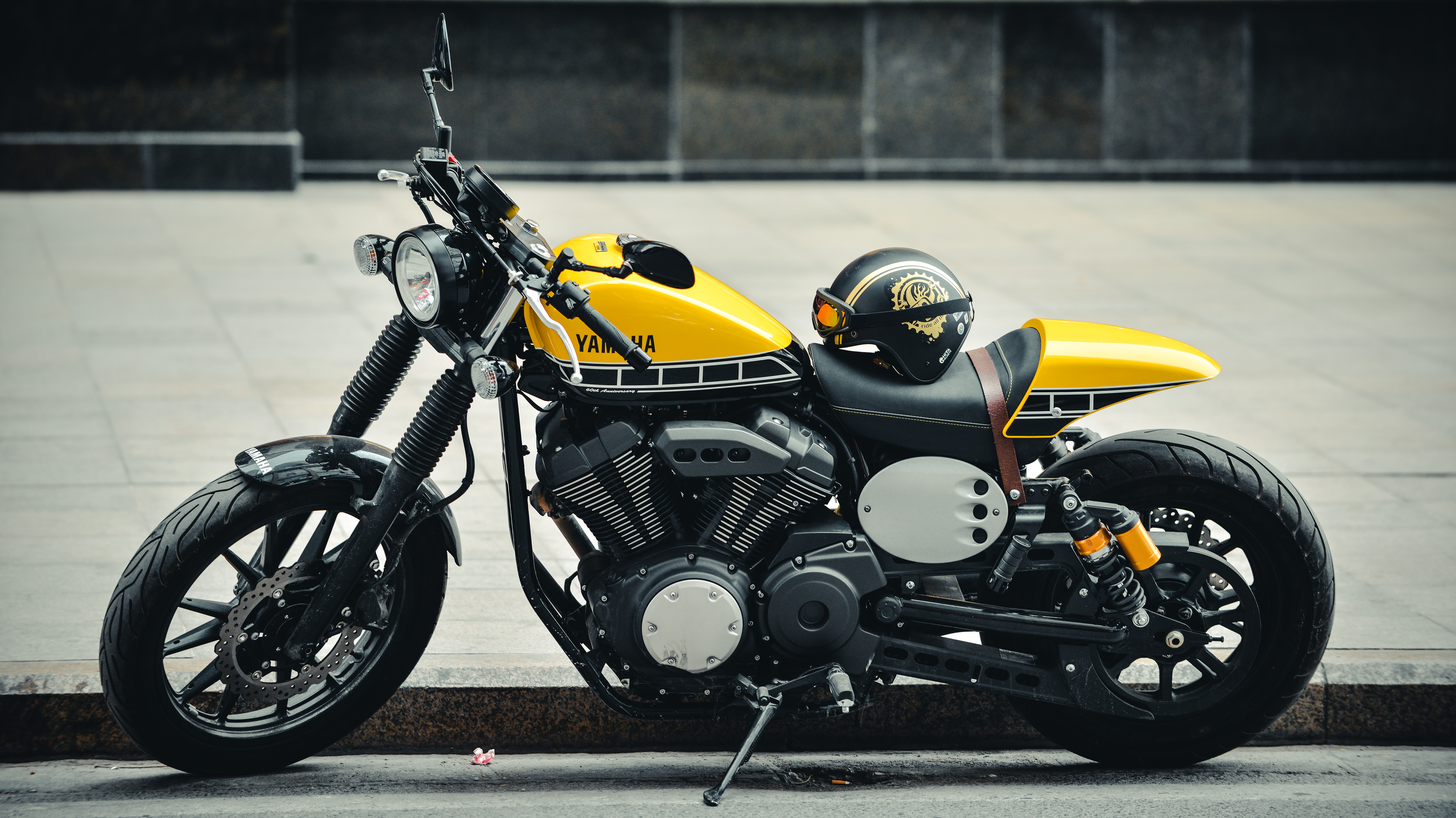 Yamaha со шлемом на сиденье мотоцикл