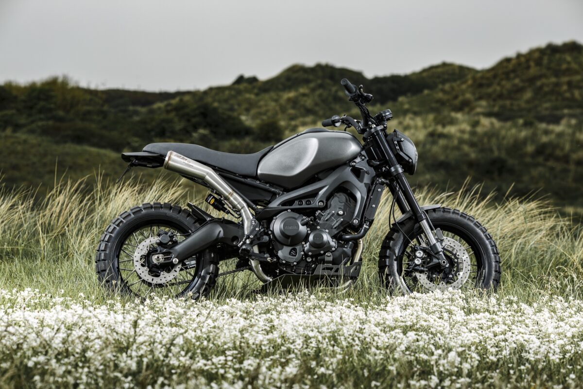 Yamaha Tuning XSR900 в поле черный мотоцикл