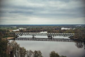 Железный мост через реку старой постройки