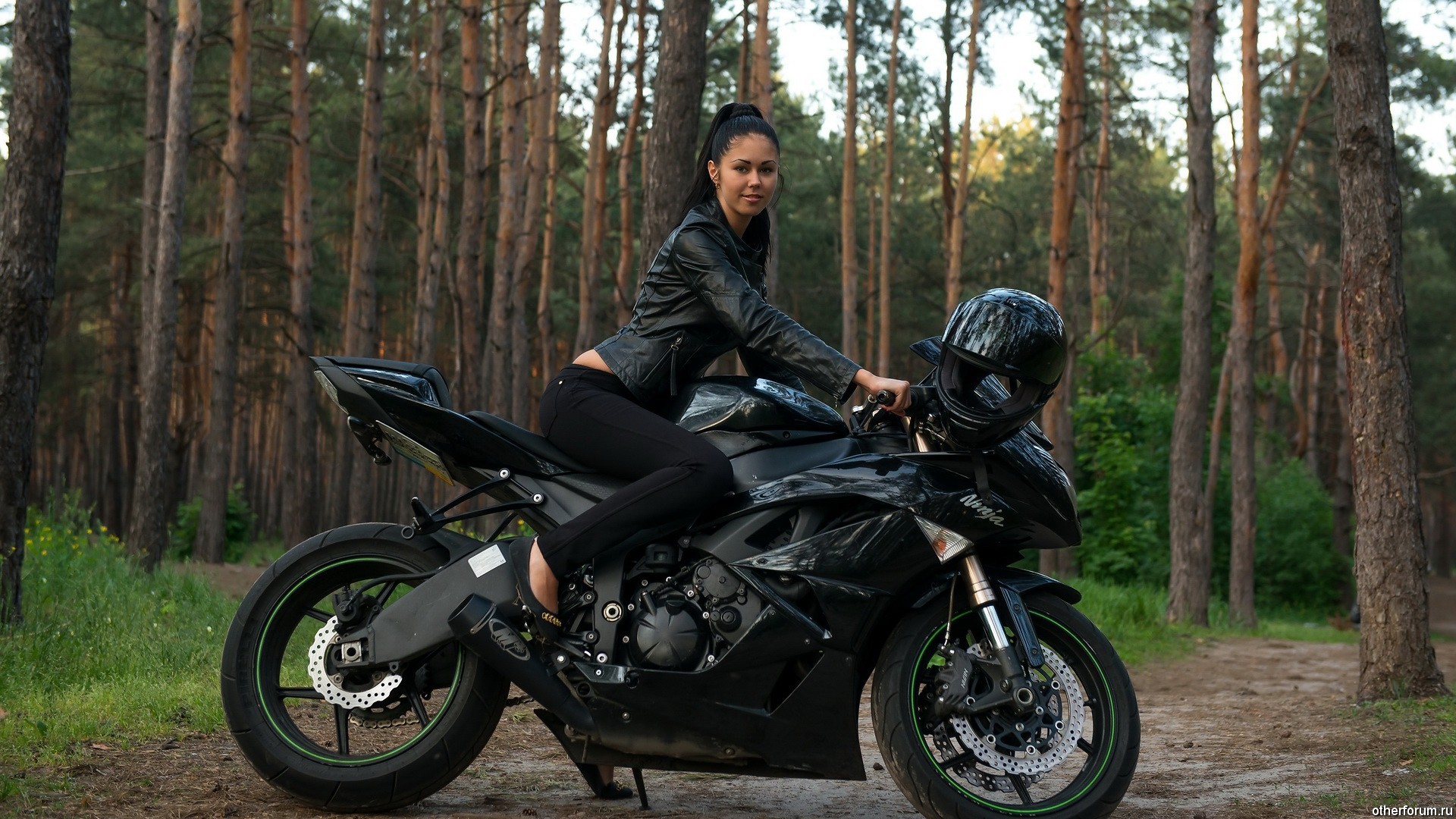 Женщина на мотоцикле Kawasaki Ninja